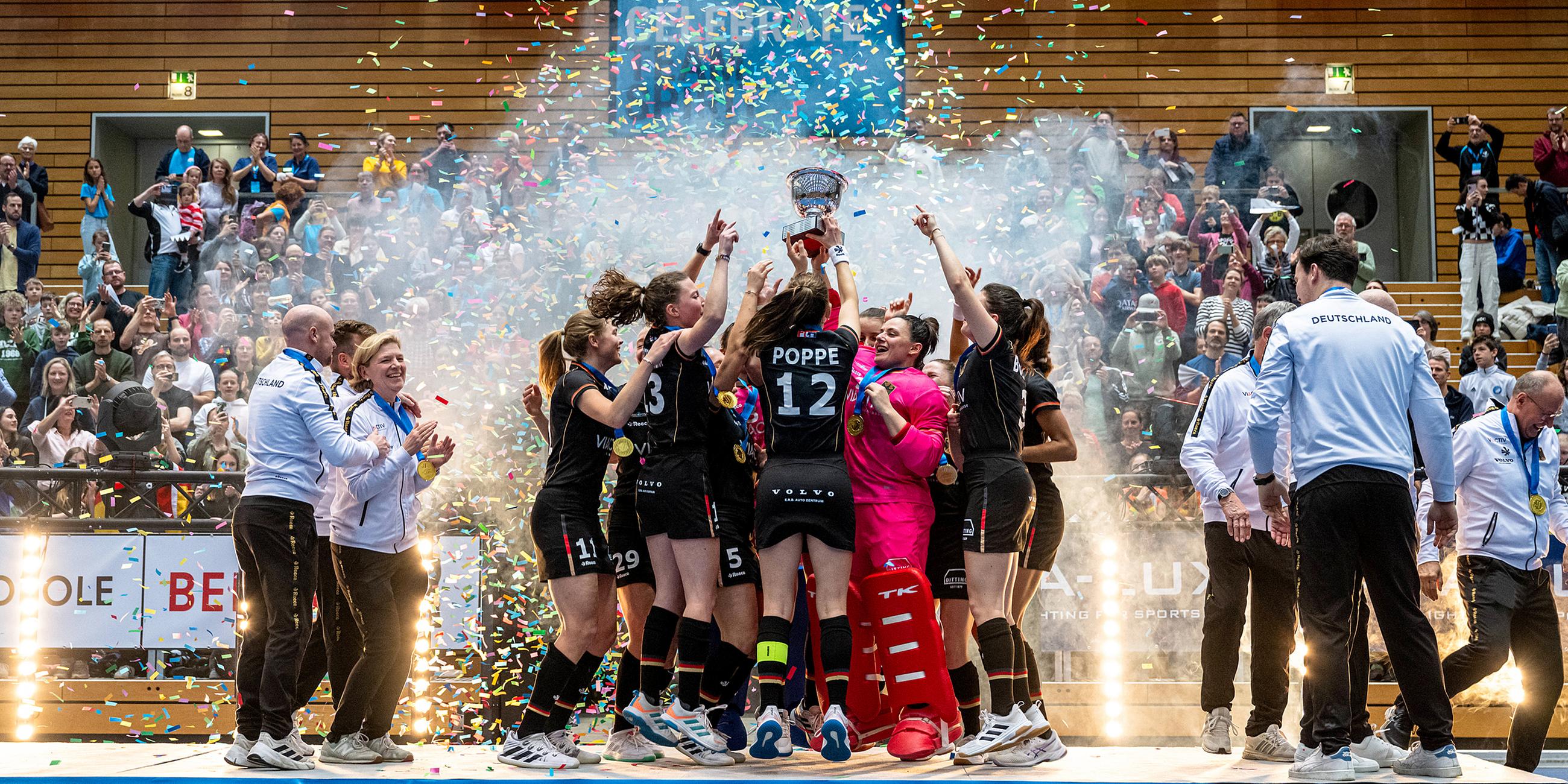 Deutsche Spielerin feiern den Titel mit der Trophäe.
