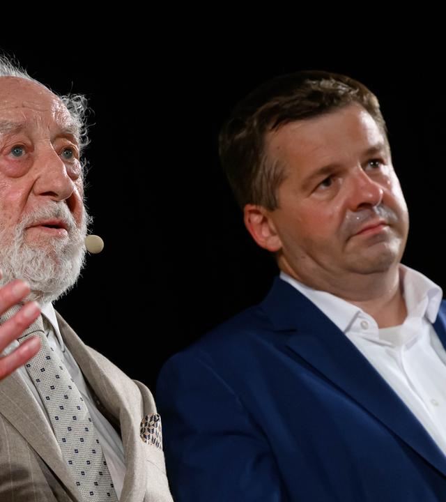 Sven Schulze (CDU, r), Ministerpräsident von Sachsen-Anhalt, und der Schauspieler Dieter Hallervorden unterhalten sich auf einer Veranstaltung in Dessau. 
