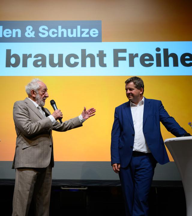 Hallervorden und Schulze unterhalten sich in Dessau