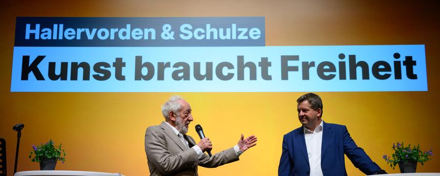 Hallervorden und Schulze unterhalten sich in Dessau