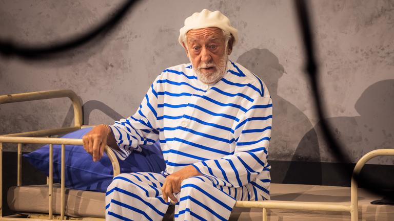 Archiv: Dieter Hallervorden, Schauspieler, tritt mit dem Sketch Palim-Palim bei der Aufzeichnung von "75 Jahre ARD - Die große Jubiläumsshow" im Studio Berlin-Adlershof auf.