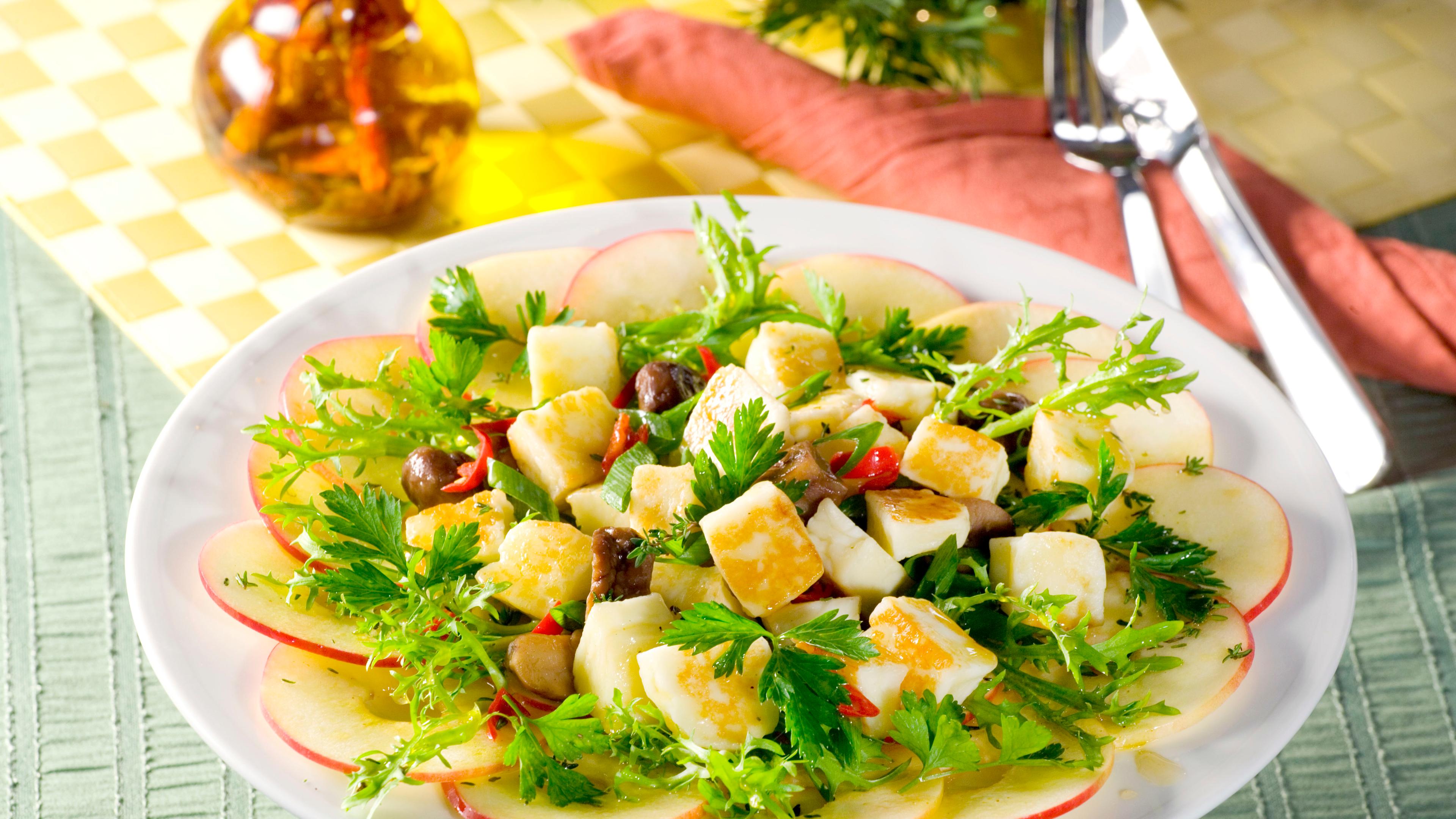 Halloumi-Käse mit Apfelcarpaccio
