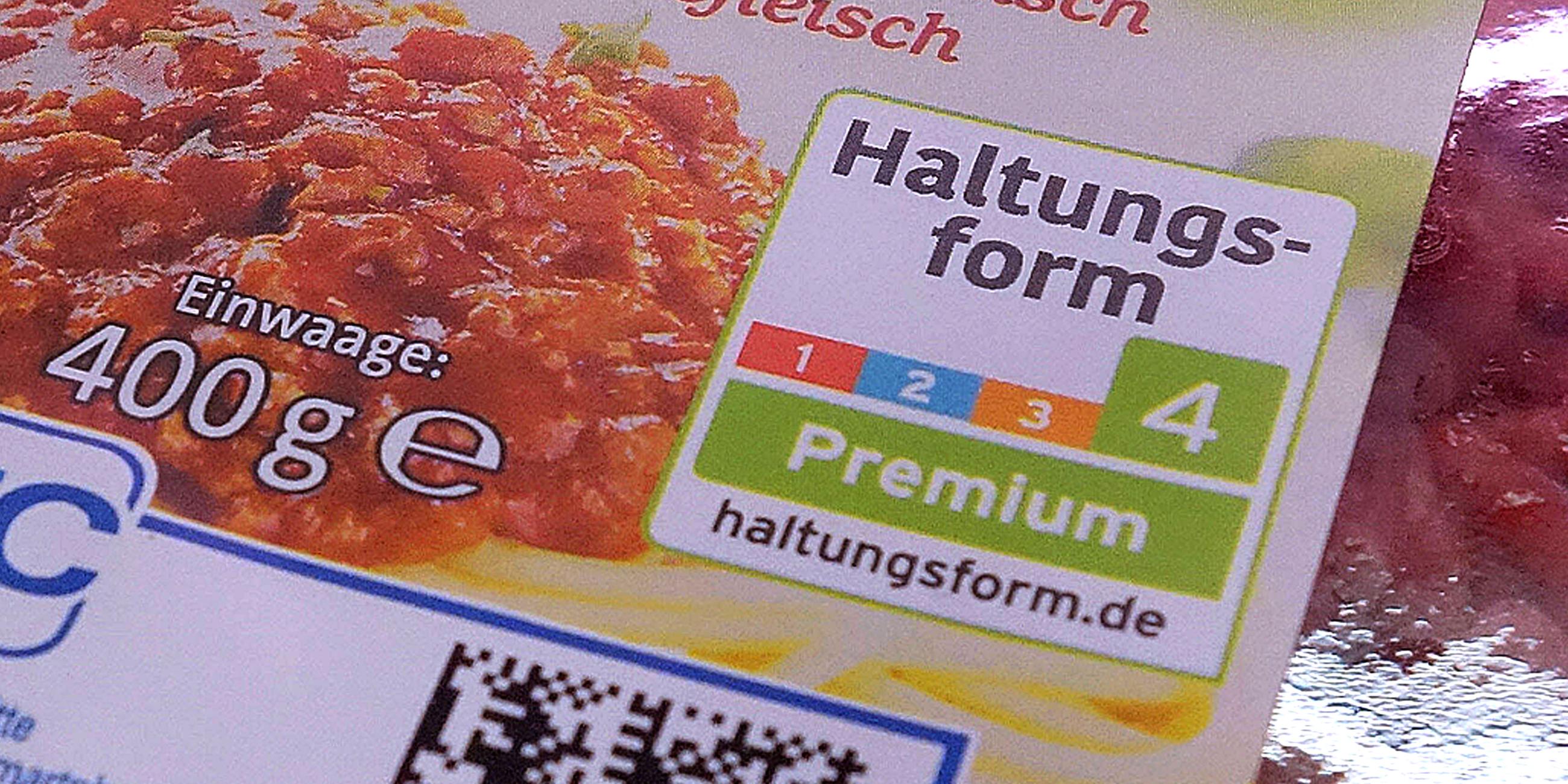 Archiv: Das Haltungsform-Label der Initiative Tierwohl auf einer Hackfleisch-Verpackung
