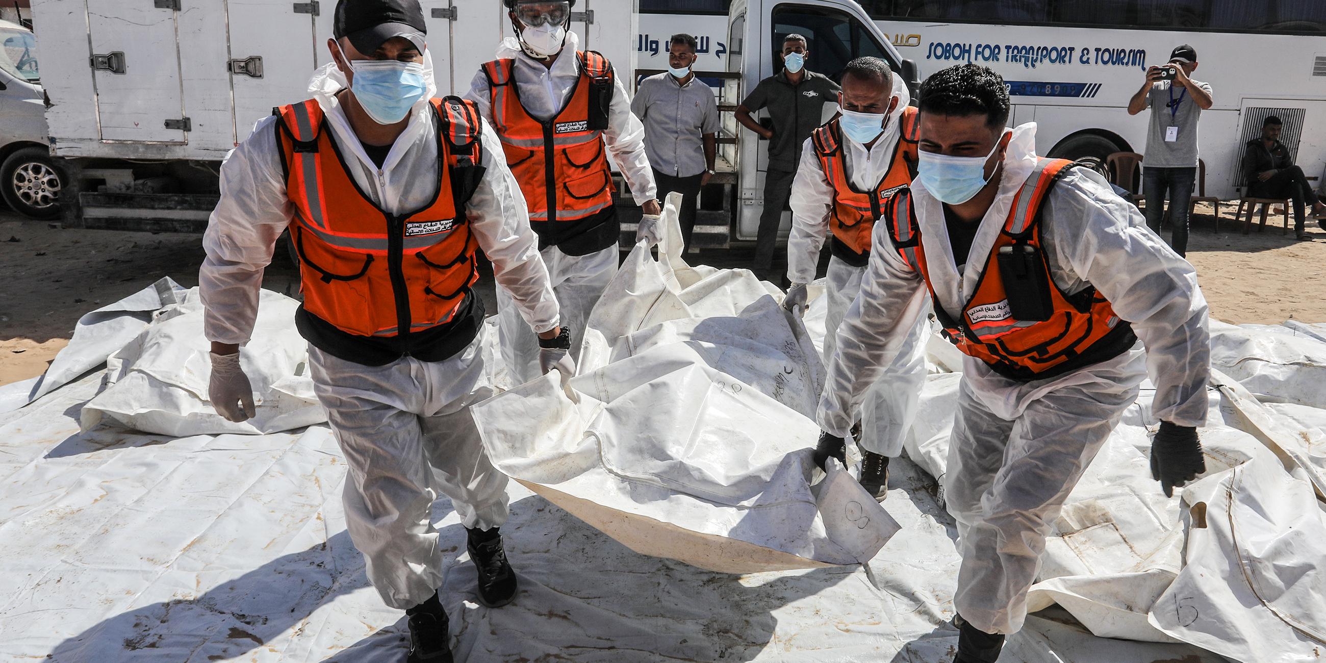 Die Leichen von 40 Palästinensern, die von der israelischen Armee getötet wurden.