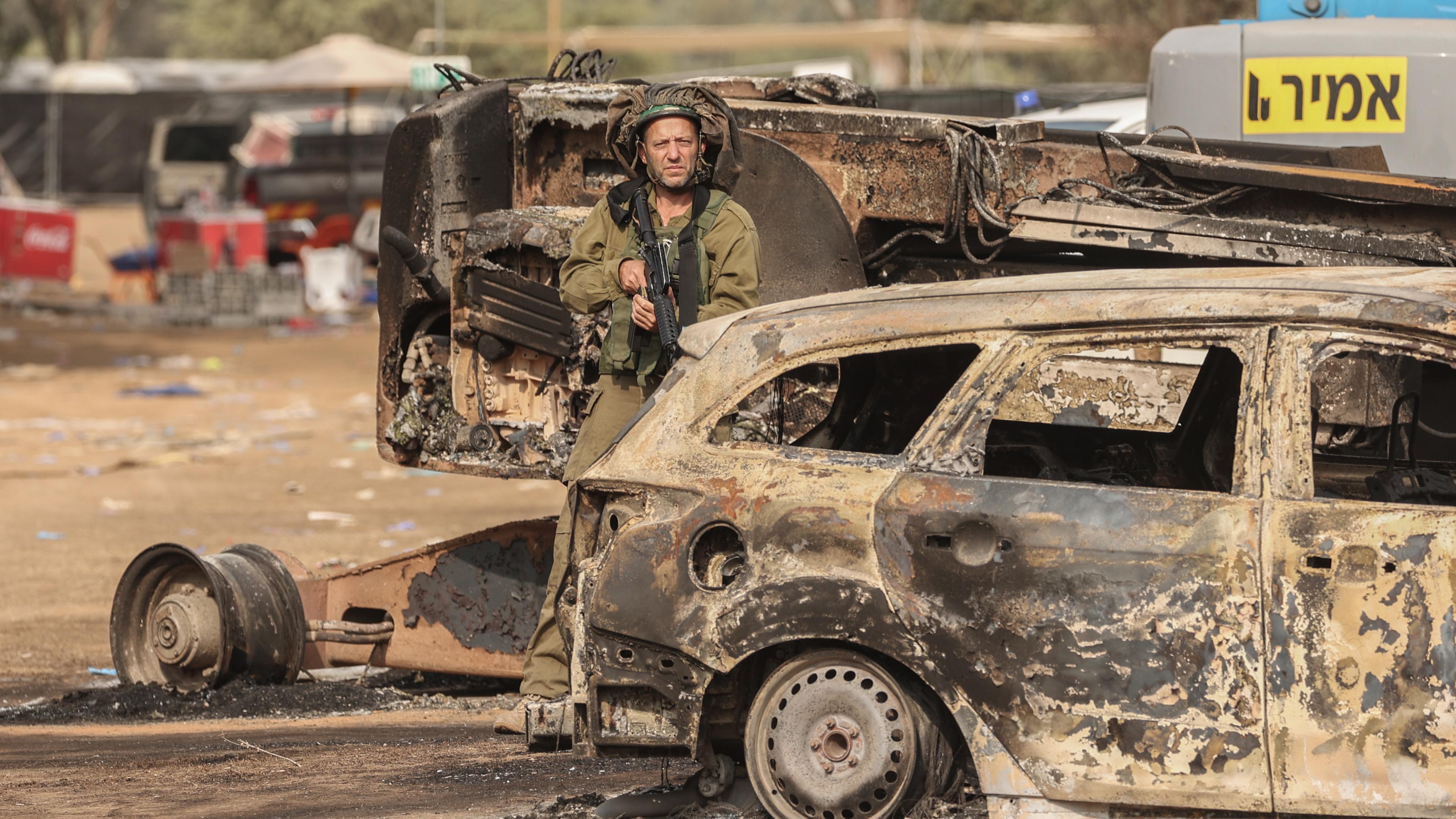 Ein israelischer Soldat steht auf dem Gelände des elektronischen Musikfestivals Supernova nach dem tödlichen Angriff islamistischer Hamas-Kämpfer vom 07.10.2023.