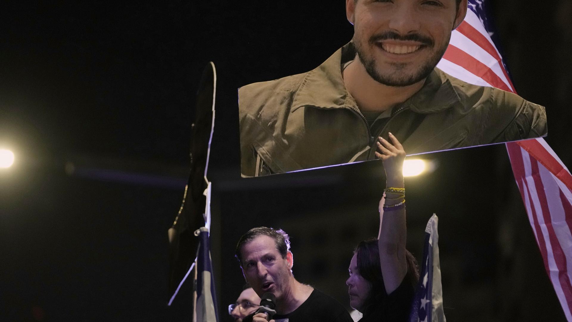 Eltern Ruby und Hagit Chen mit einem Schild ihres vermissten Sohnes Itai Chen.