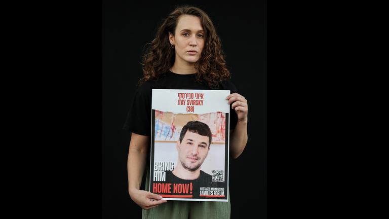 Archiv: Naama Weinberg, die Cousine der israelischen Geisel Itay Svirsky, posiert für ein Porträtfoto vor dem Kirya-Militärhauptquartier in Tel Aviv, Israel. 28. 9. 2024.