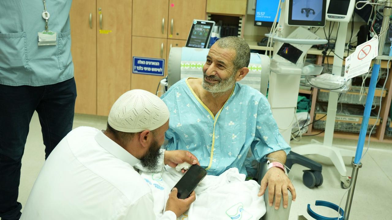 Kaid Farhan Al-Qadi, 52, der von Hamas-Kämpfern in Gaza als Geisel gehalten wurde, in einem Raum im Soroka Medical Center in Beerscheba, Israel.