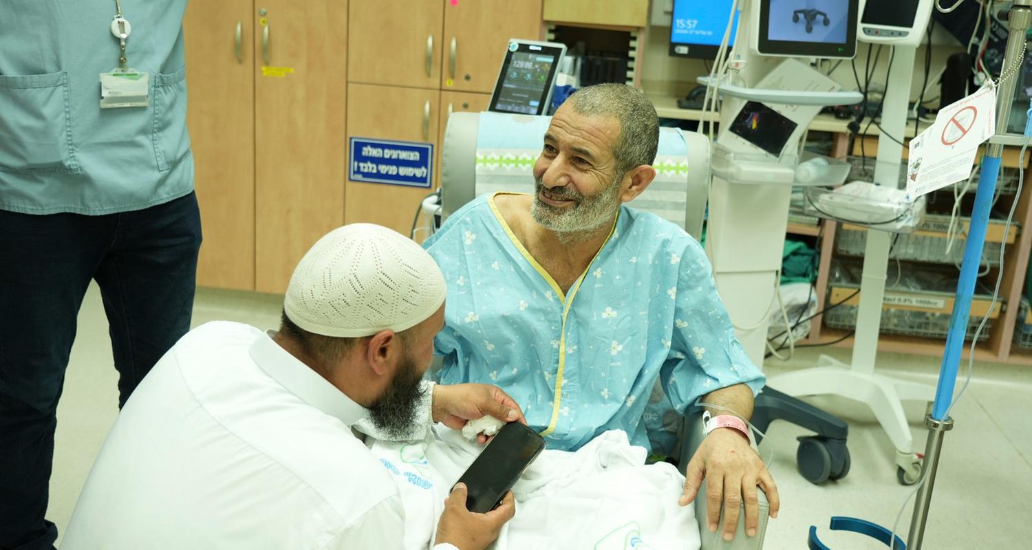 Kaid Farhan Al-Qadi, 52, der von Hamas-Kämpfern in Gaza als Geisel gehalten wurde, in einem Raum im Soroka Medical Center in Beerscheba, Israel.