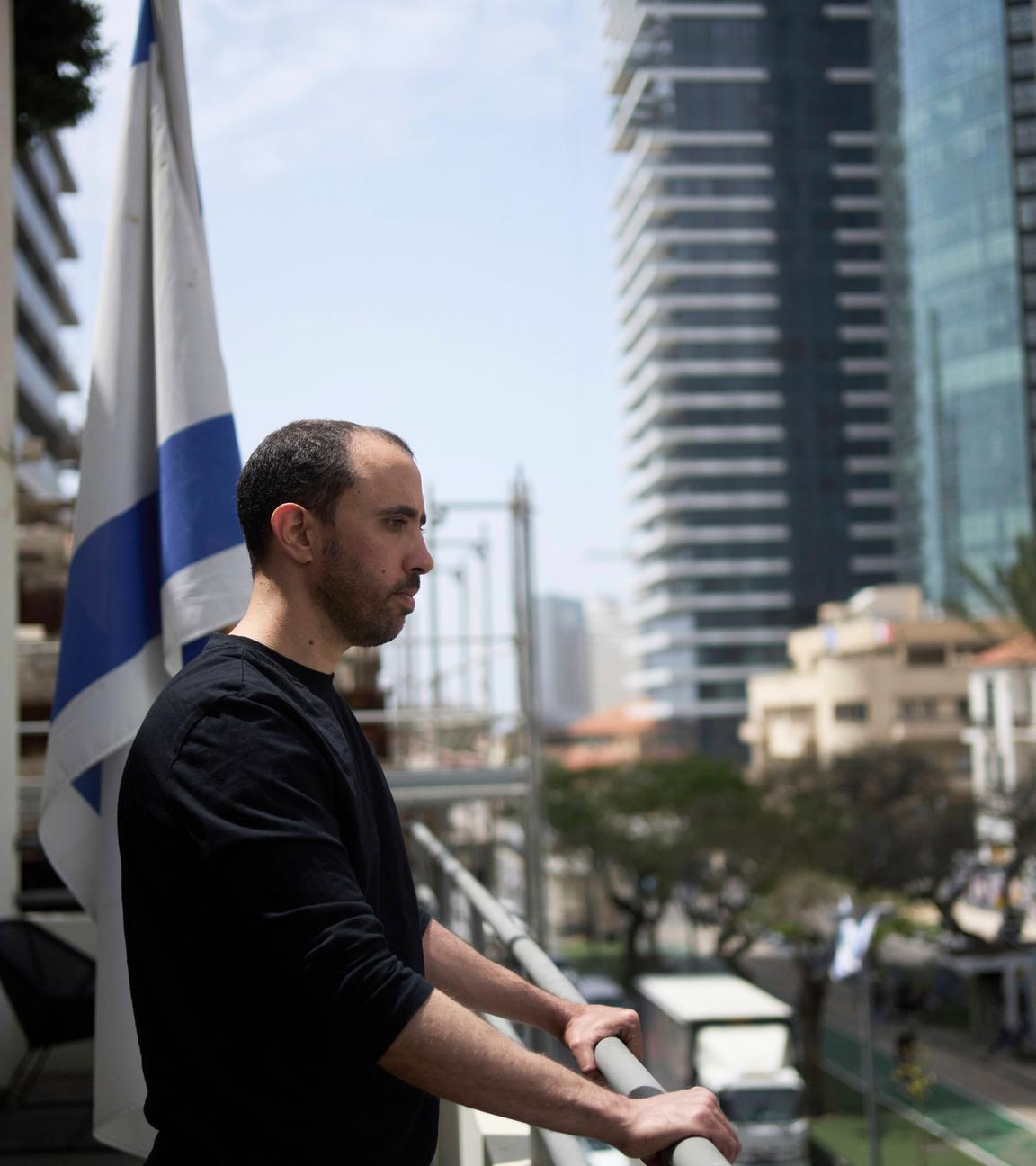 Porträt von Tal Shoham, einem israelischen ehemaligen Geiselnehmer, der von Hamas-Militanten im Gazastreifen festgehalten wurde. Er steht in Tel Aviv und wirkt ruhig und nachdenklich.