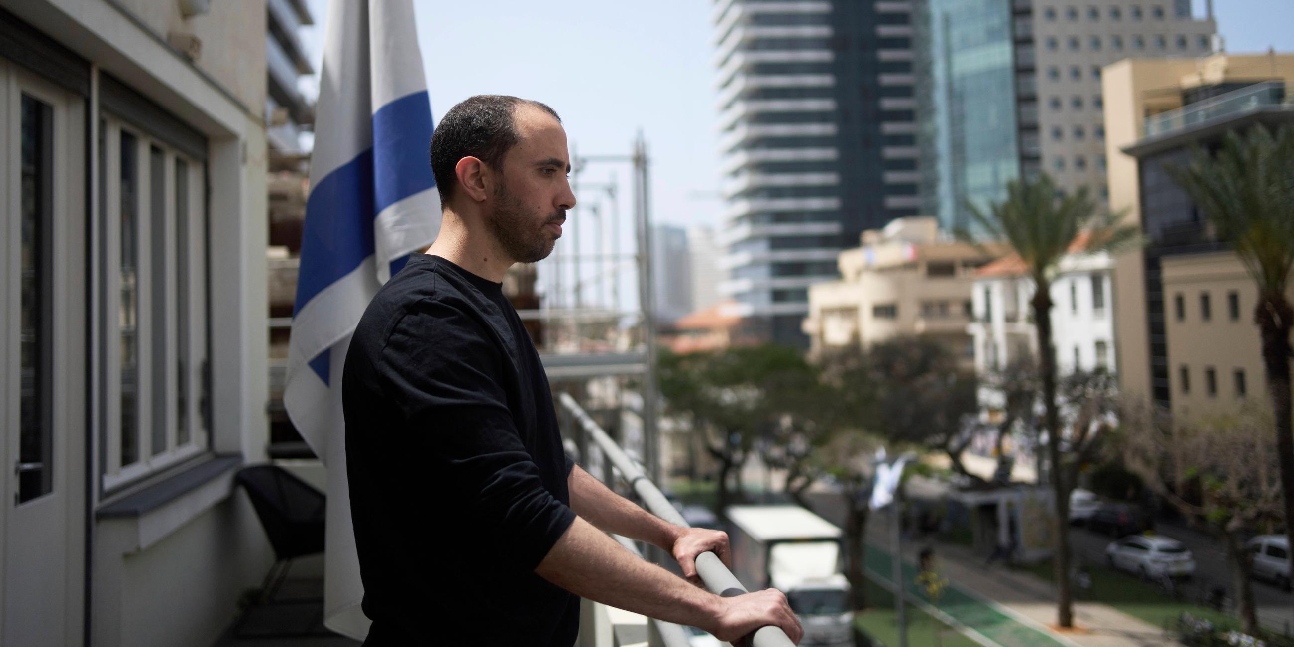 Porträt von Tal Shoham, einem israelischen ehemaligen Geiselnehmer, der von Hamas-Militanten im Gazastreifen festgehalten wurde. Er steht in Tel Aviv und wirkt ruhig und nachdenklich.