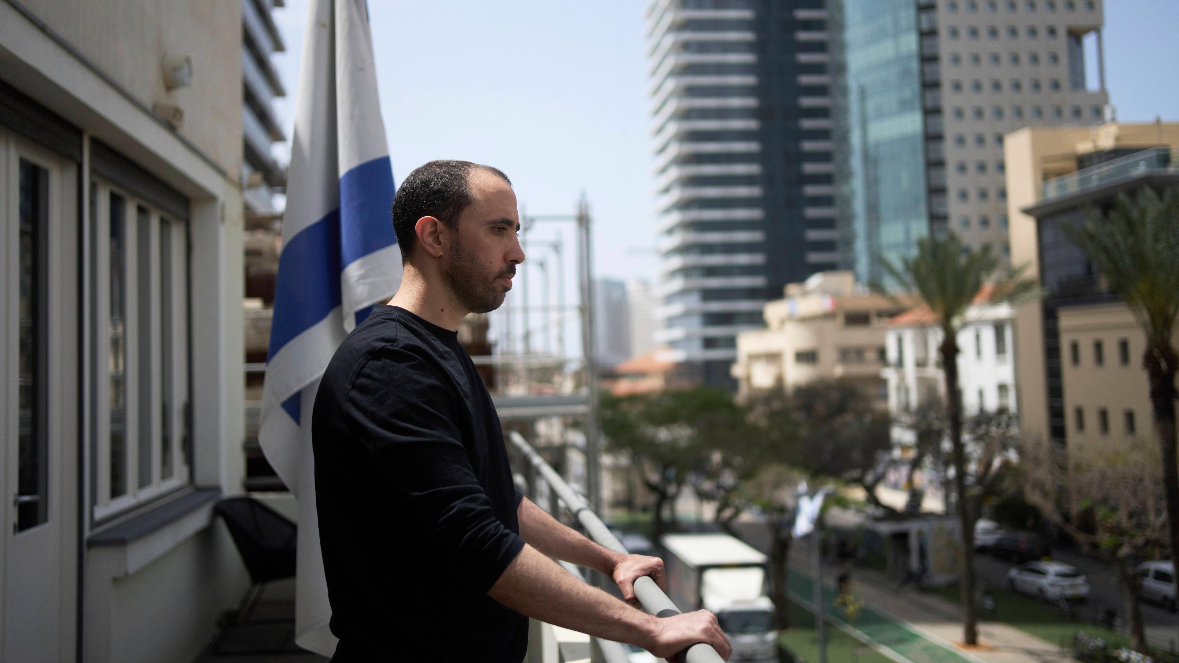 Porträt von Tal Shoham, einem israelischen ehemaligen Geiselnehmer, der von Hamas-Militanten im Gazastreifen festgehalten wurde. Er steht in Tel Aviv und wirkt ruhig und nachdenklich.