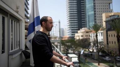 Porträt von Tal Shoham, einem israelischen ehemaligen Geiselnehmer, der von Hamas-Militanten im Gazastreifen festgehalten wurde. Er steht in Tel Aviv und wirkt ruhig und nachdenklich.