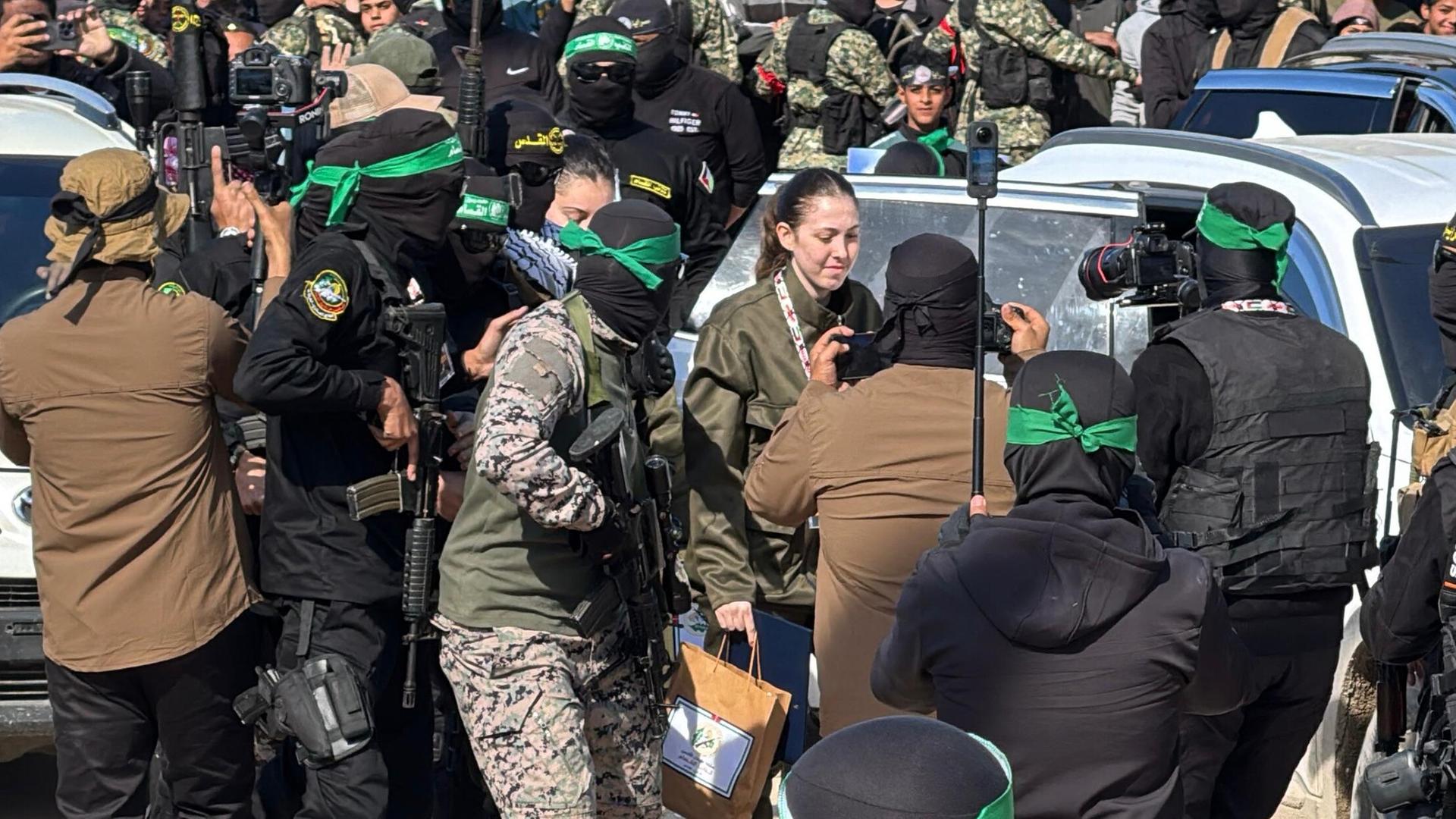 Gefangenenaustausch: Hamas übergibt vier israelische Soldaten als Geiseln an das Rote Kreuz