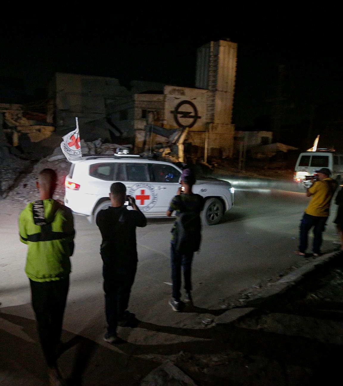 Hamas übergibt weitere israelische Leichen an das Rote Kreuz im Gazastreifen.