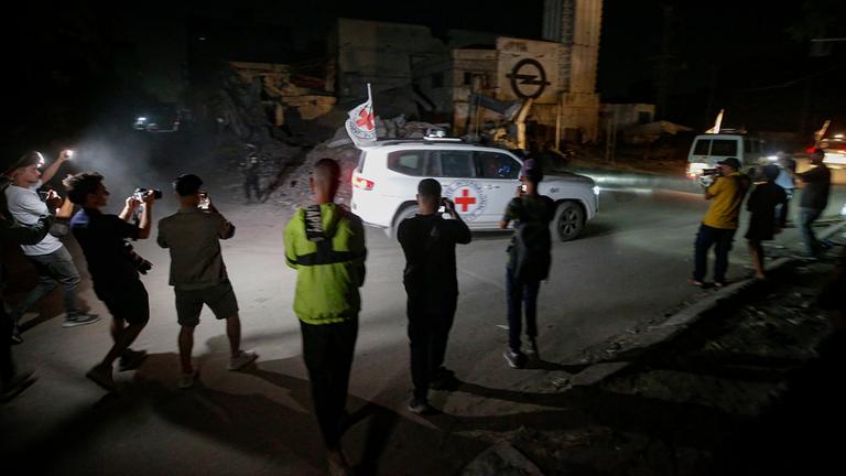 Hamas übergibt weitere israelische Leichen an das Rote Kreuz im Gazastreifen.