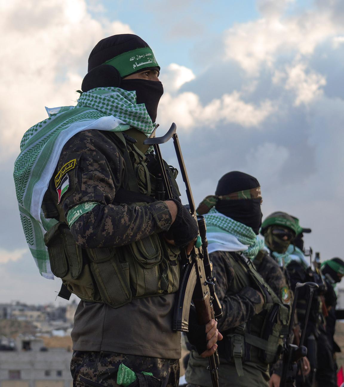 Hamas-Kämpfer beziehen in Chan Junis Stellung, um vier Leichen dem Roten Kreuz zu übergeben. Israel identifiziert drei als Geiseln, die vierte ist unbekannt. 20. Feb. 2025.