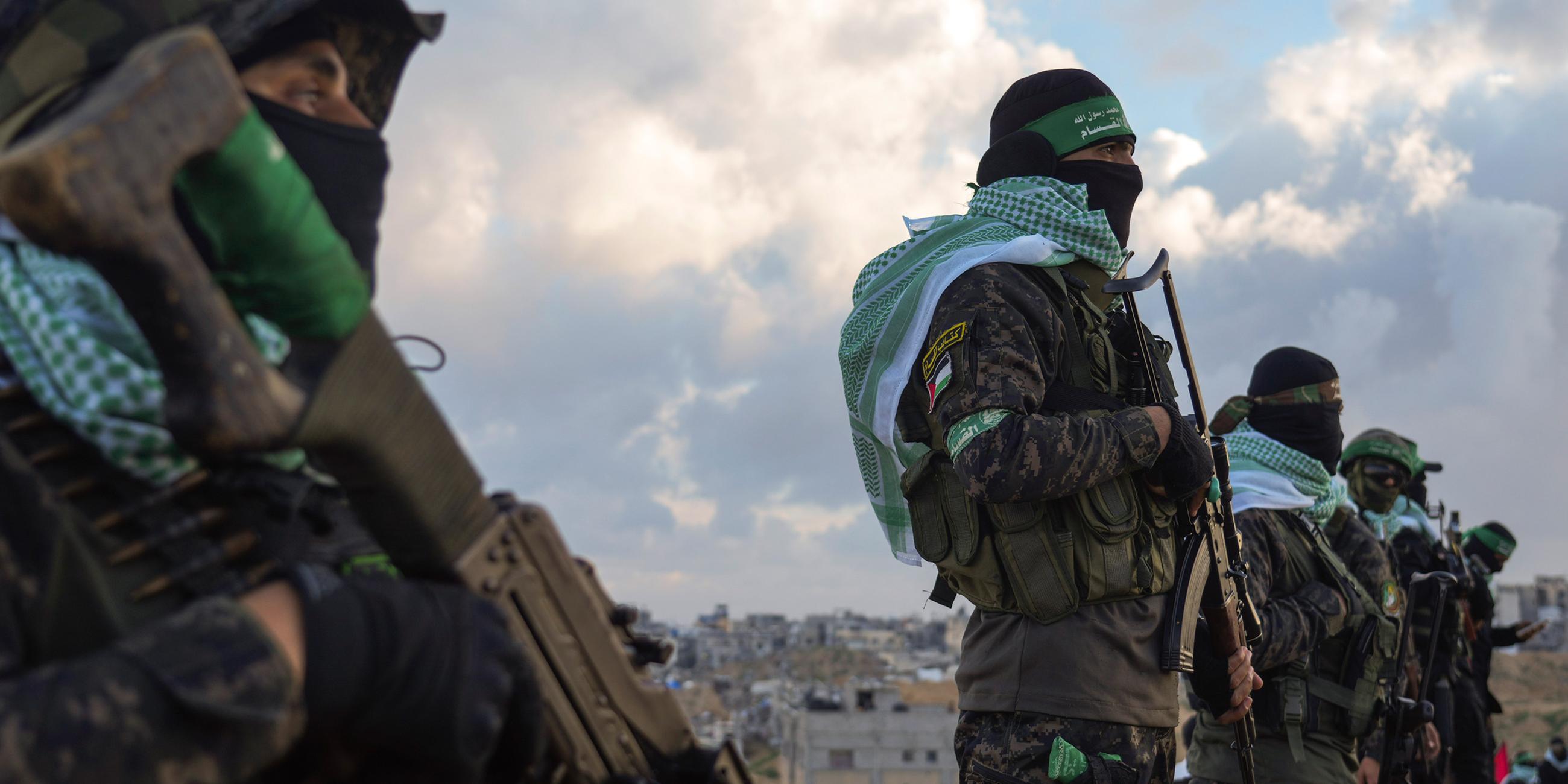 Hamas-Kämpfer beziehen in Chan Junis Stellung, um vier Leichen dem Roten Kreuz zu übergeben. Israel identifiziert drei als Geiseln, die vierte ist unbekannt. 20. Feb. 2025.
