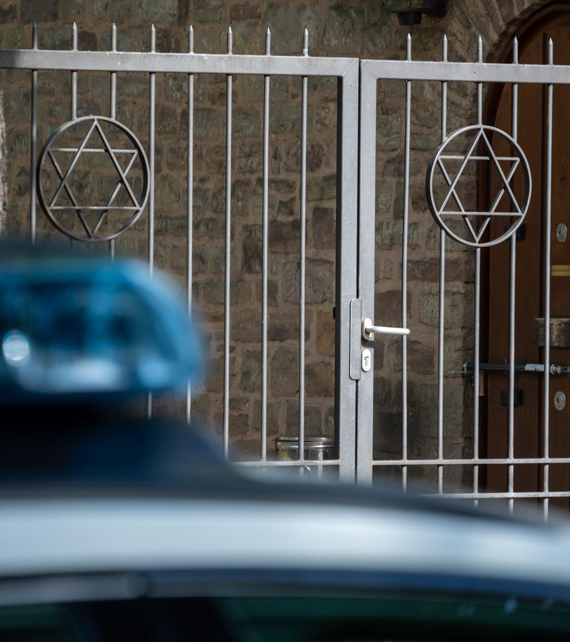 Ein Polizeifahrzeug steht vor der Synagoge in Trier, Rheinland-Pfalz
