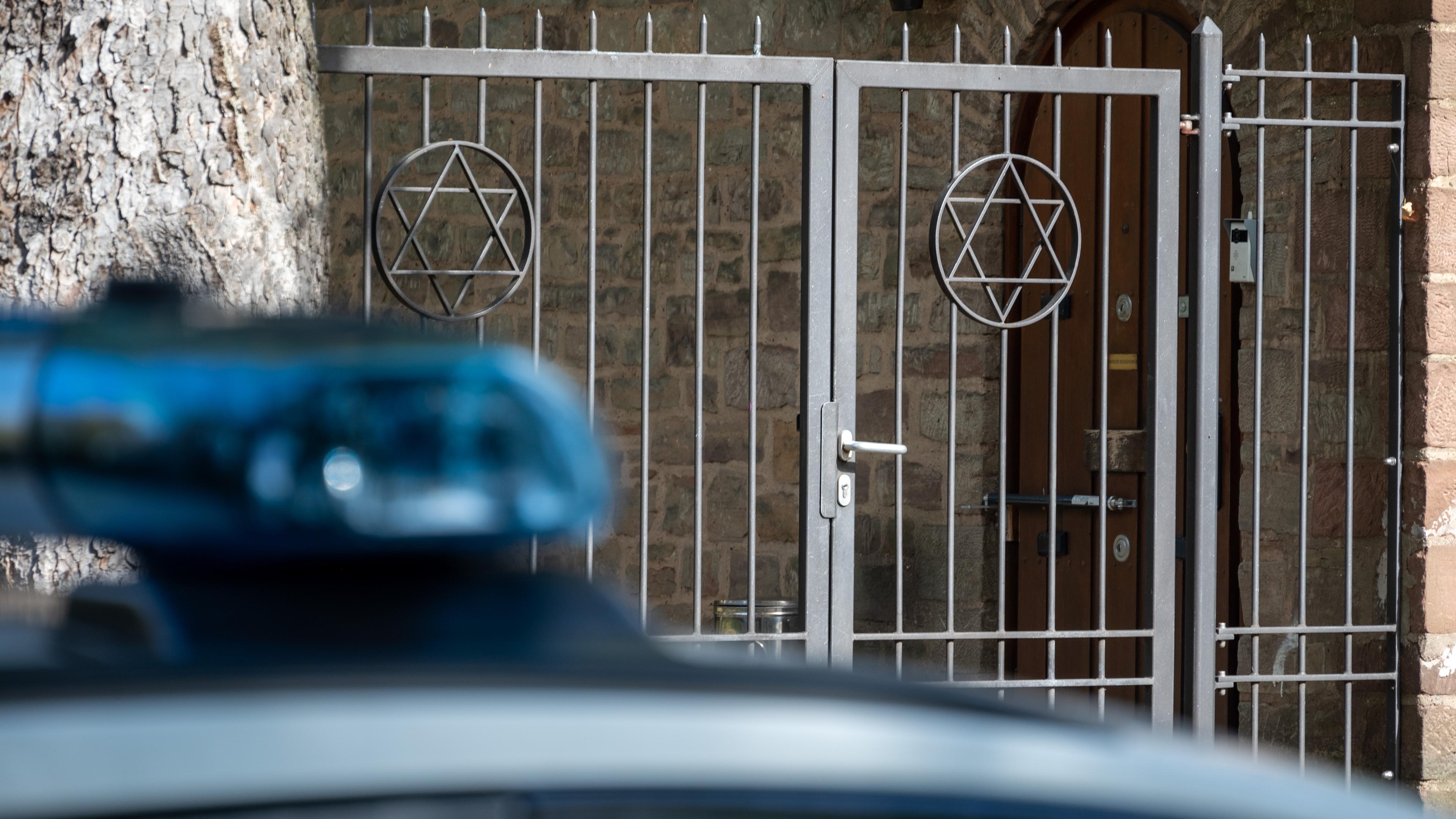 Ein Polizeifahrzeug steht vor der Synagoge in Trier, Rheinland-Pfalz