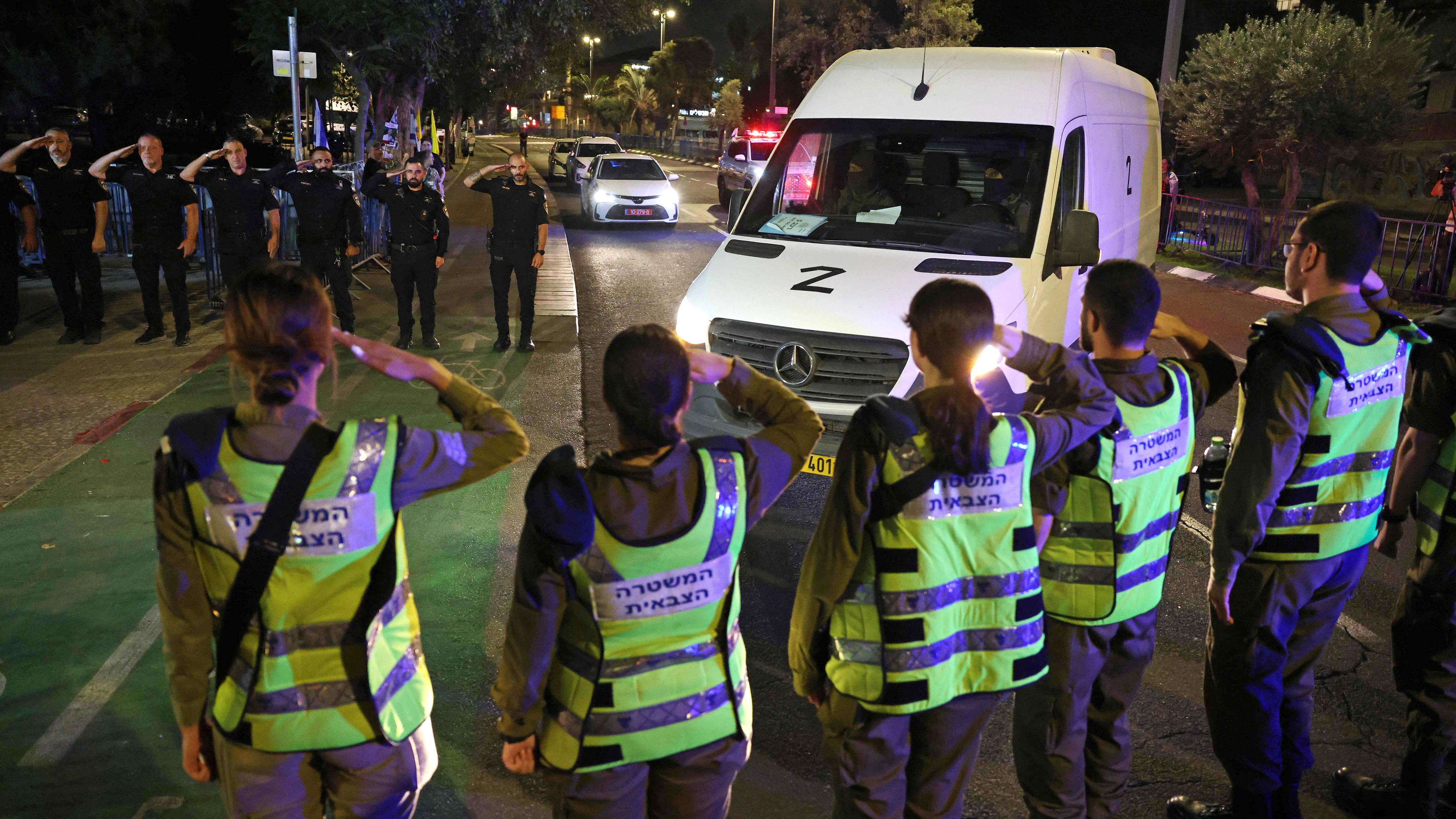 Ein Fahrzeug mit den Leichen von vier Geiseln traf am 15.10.2025 im Nationalen Zentrum für Forensische Medizin in Tel Aviv ein