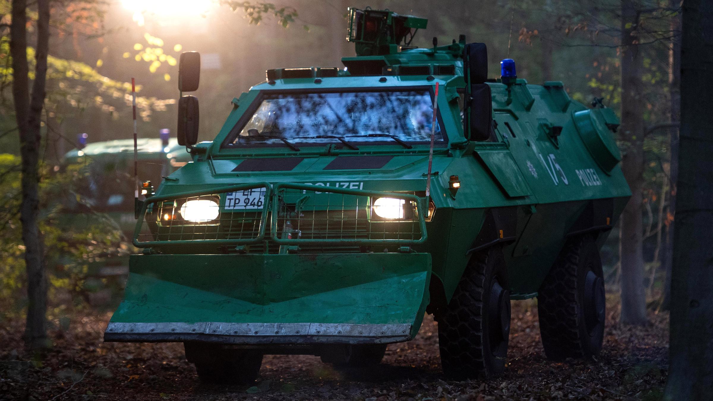 Ein Räumpanzer der Polizei steht im Hambacher Forst