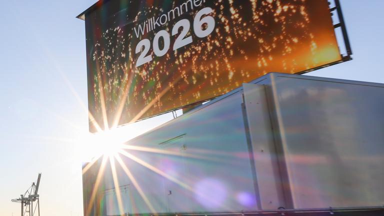 "Willkommen 2026" steht auf einem großen Monitor bei Aufbauarbeiten für die ZDF-Silvestershow am Chicagokai vor dem Westfield Hamburg-Überseequartier in der Hafencity. 
