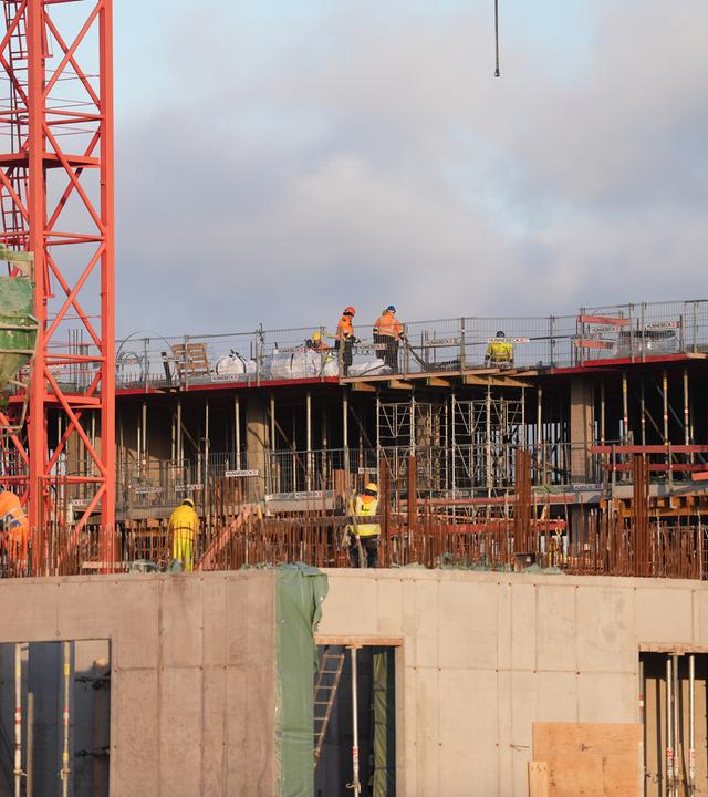 Bauarbeiter arbeiten in der Hafencity auf einer Baustelle. Die "Initiative kostenreduziertes Bauen" präsentiert ihre Ergebnisse.