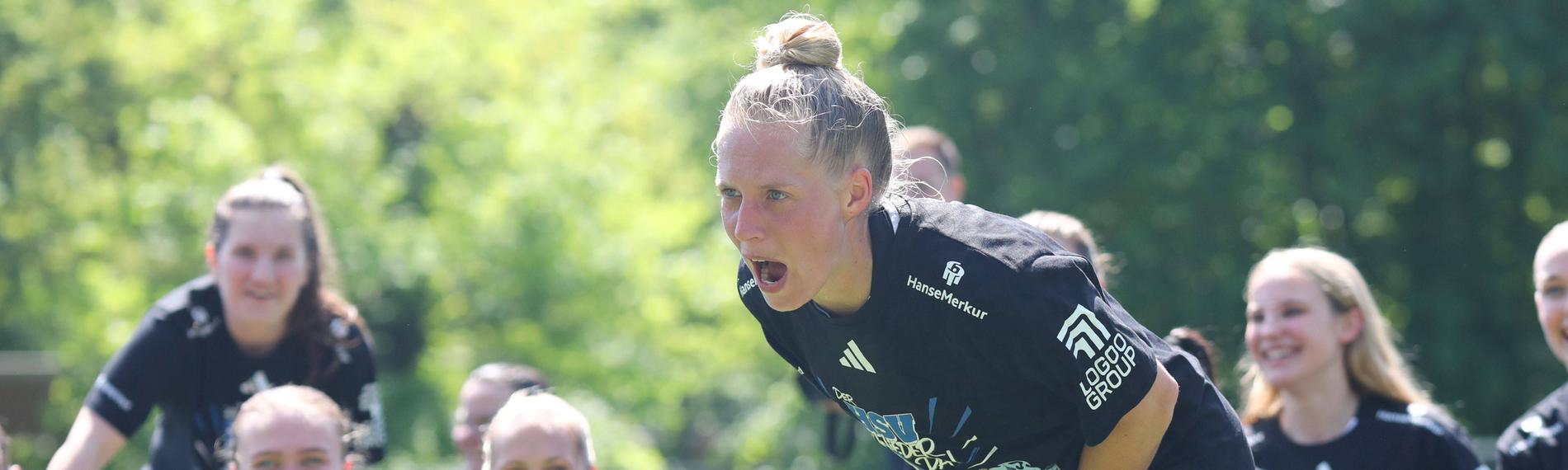 Die Spielerinnen des HSV jubeln über den Aufstieg.