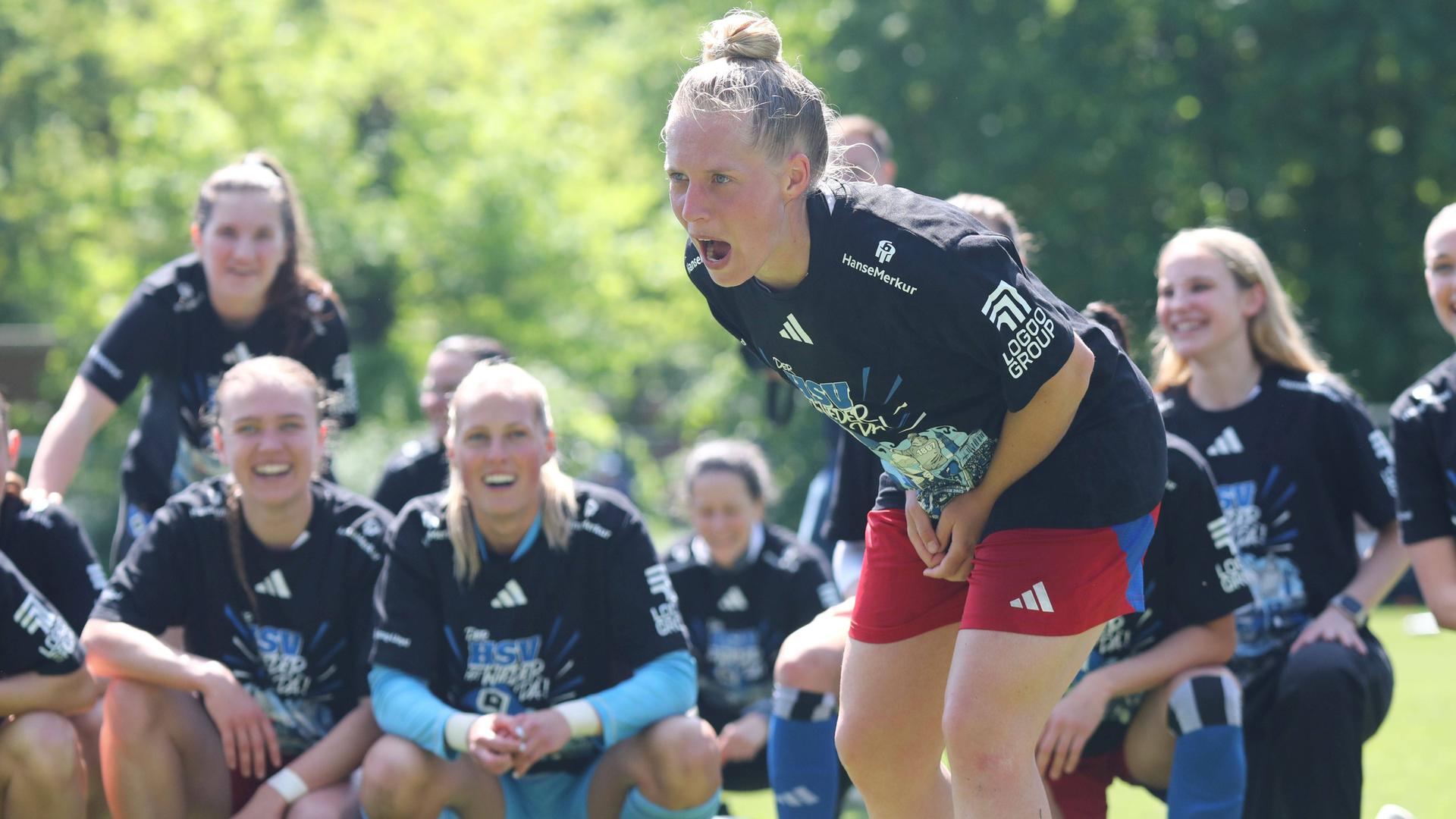 Die Spielerinnen des HSV jubeln über den Aufstieg.
