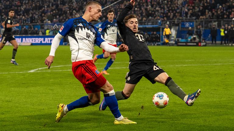 Miro Muheim (Hamburger SV 28) und Lennart Karl (FC Bayern München 42) kämpfen. 