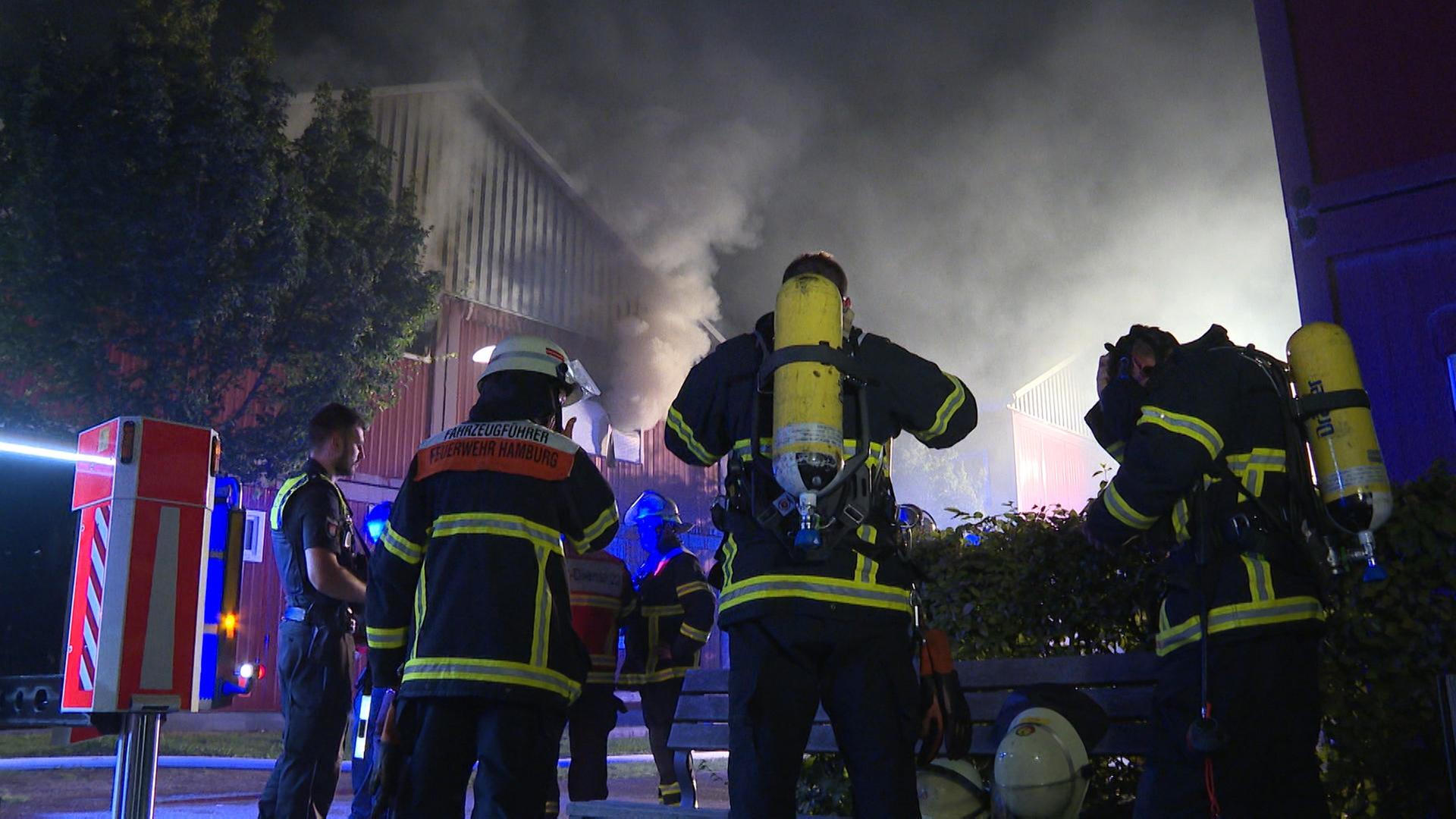 Feuerwehr und Polizei sind bei einem Brand in einer Flüchtlingsunterkunft im Einsatz. In Hamburg hat es in der Nacht in einer Flüchtlingsunterkunft gebrannt. 