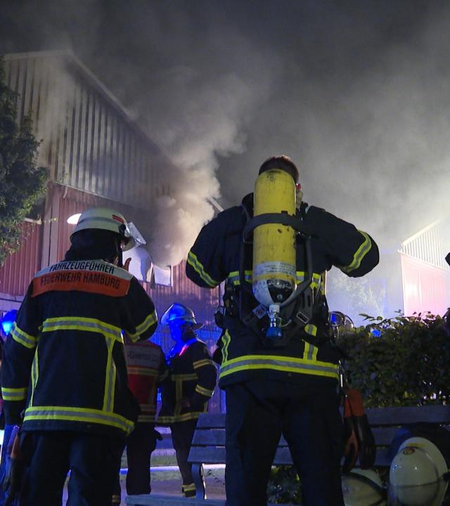 Feuerwehr und Polizei sind bei einem Brand in einer Flüchtlingsunterkunft im Einsatz. In Hamburg hat es in der Nacht in einer Flüchtlingsunterkunft gebrannt. 