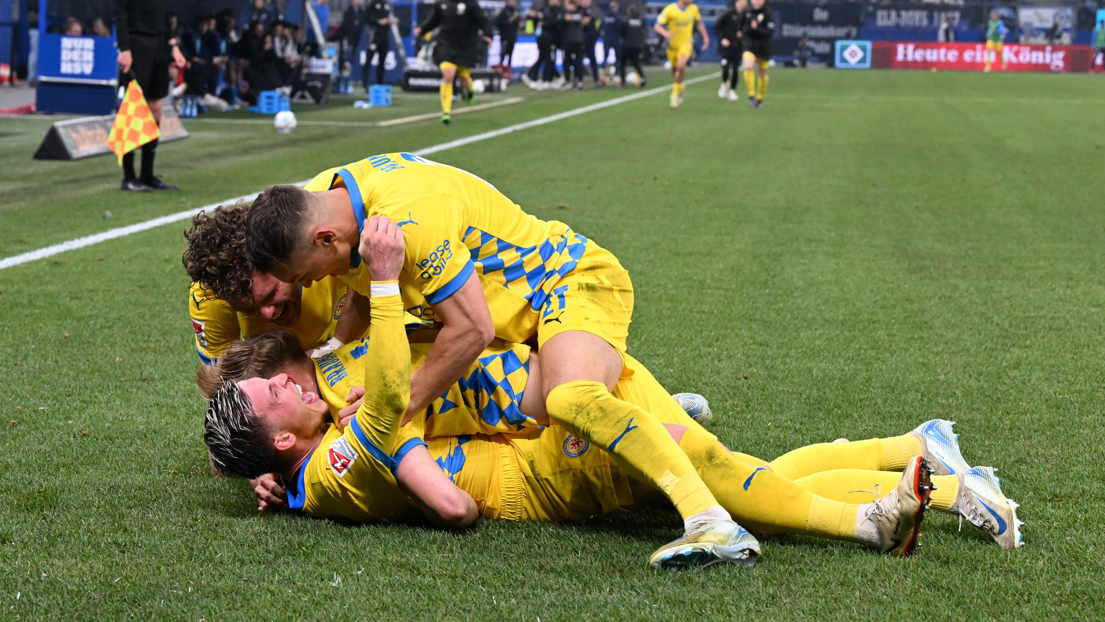 Braunschweigs Spieler feiern den Treffer zum 1:3 gegen den HSV am 11.04.2025.