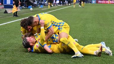 Braunschweigs Spieler feiern den Treffer zum 1:3 gegen den HSV am 11.04.2025.