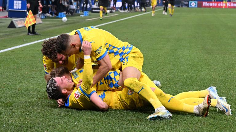 Braunschweigs Spieler feiern den Treffer zum 1:3 gegen den HSV am 11.04.2025.