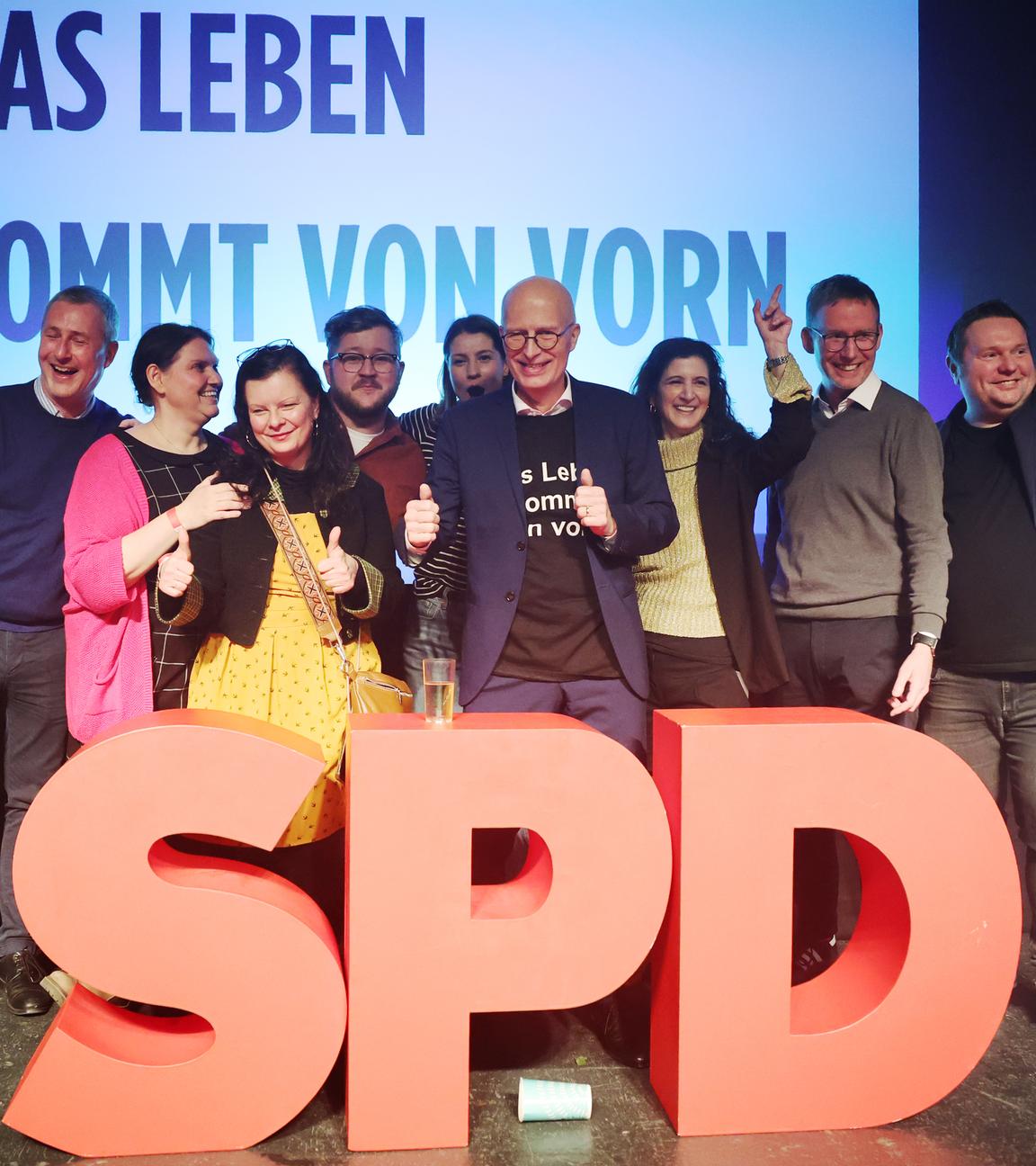 Peter Tschentscher, Erster Bürgermeister von Hamburg, steht mit SPD-Anhängern bei der SPD-Wahlparty nach der Wahl zur Bürgerschaft auf der Bühne