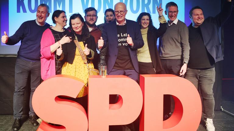 Peter Tschentscher, Erster Bürgermeister von Hamburg, steht mit SPD-Anhängern bei der SPD-Wahlparty nach der Wahl zur Bürgerschaft auf der Bühne