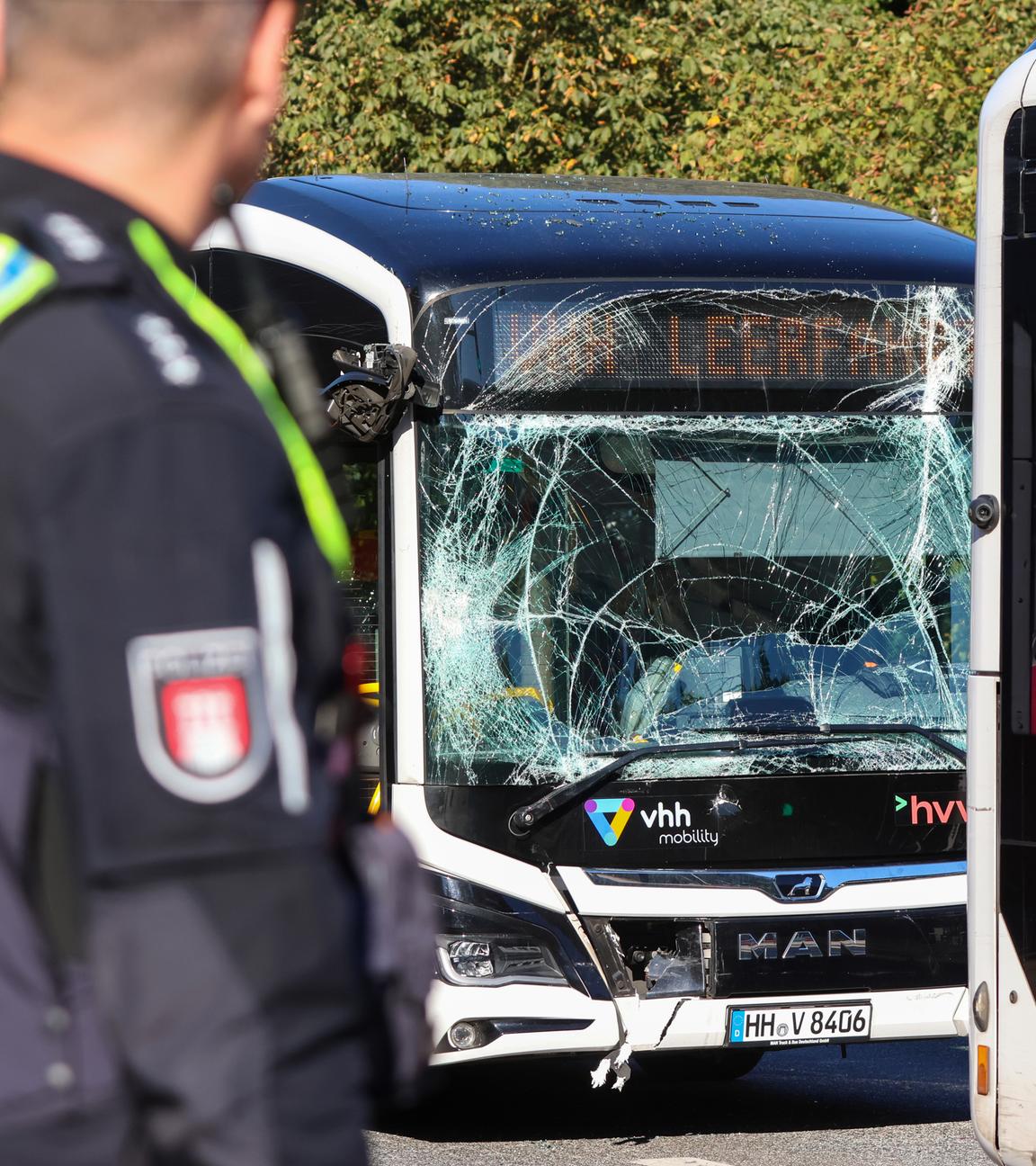 Ein Linienbus hat nach einem Unfall eine gesplitterte Windschutzscheibe. Bei einem Zusammenstoß zweier Linienbusse sind in Hamburg mehrere Insassen verletzt worden.