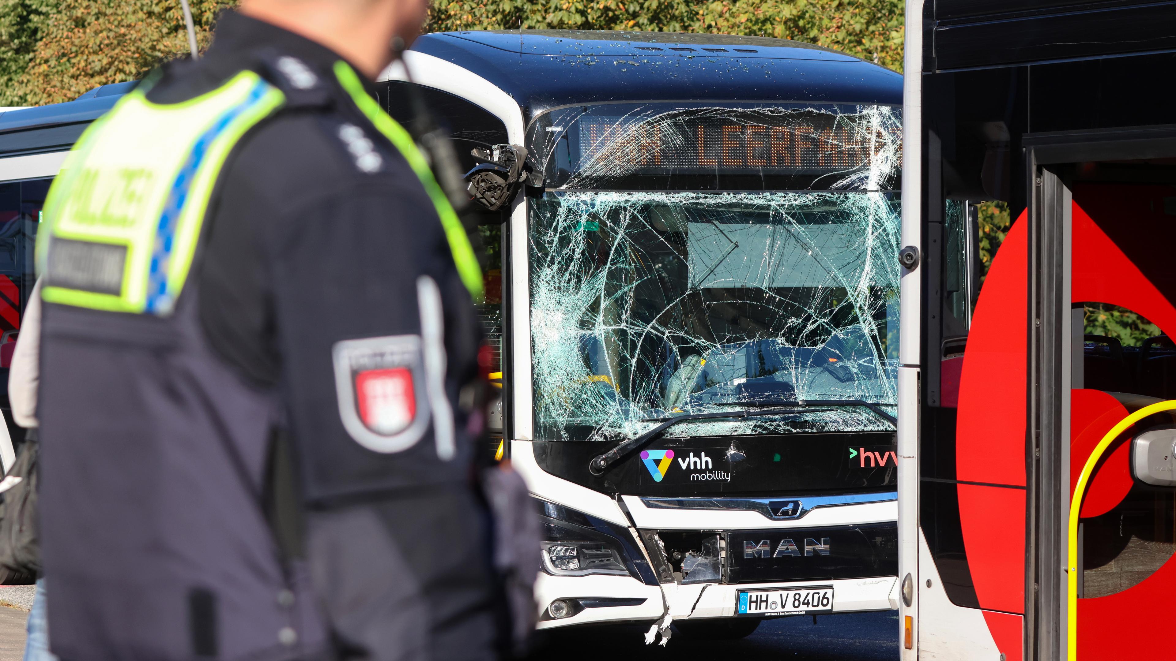 Ein Linienbus hat nach einem Unfall eine gesplitterte Windschutzscheibe. Bei einem Zusammenstoß zweier Linienbusse sind in Hamburg mehrere Insassen verletzt worden.