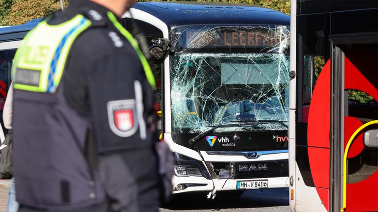 Ein Linienbus hat nach einem Unfall eine gesplitterte Windschutzscheibe. Bei einem Zusammenstoß zweier Linienbusse sind in Hamburg mehrere Insassen verletzt worden.