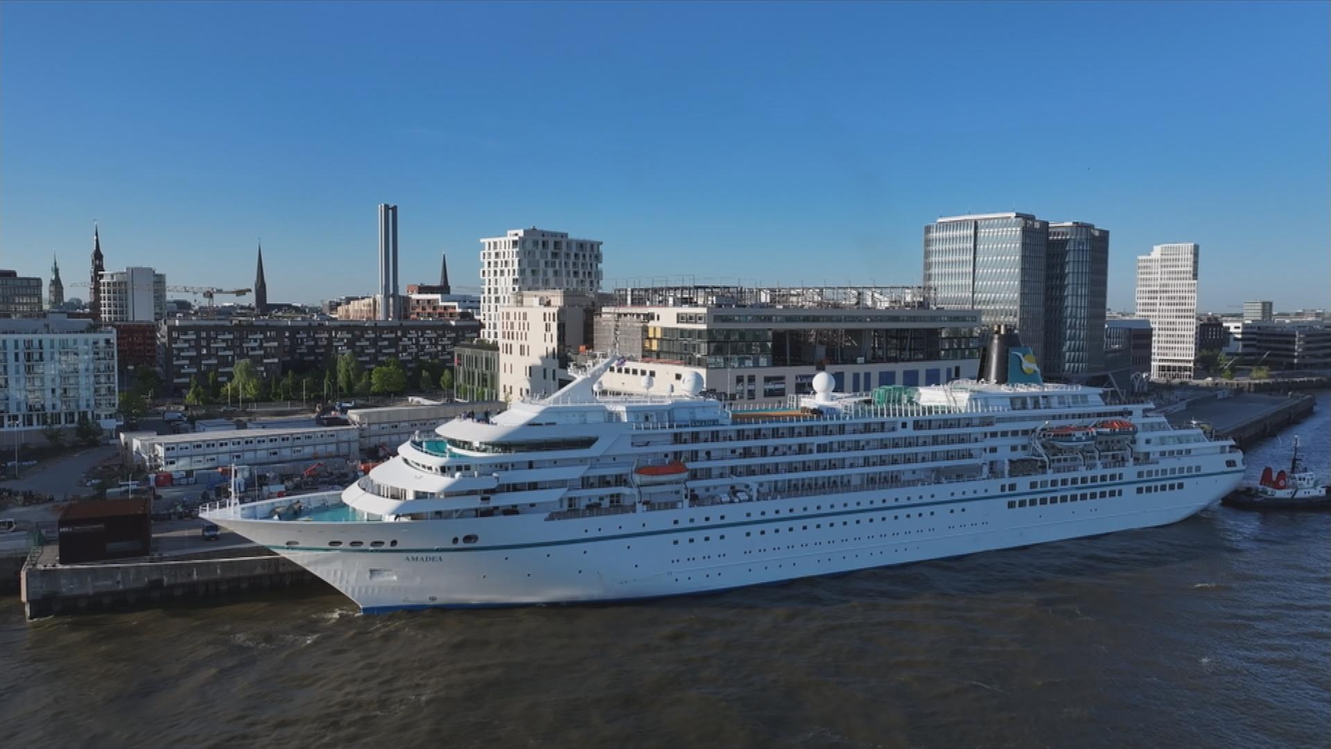 Kreuzfahrtschiff auf der Elbe