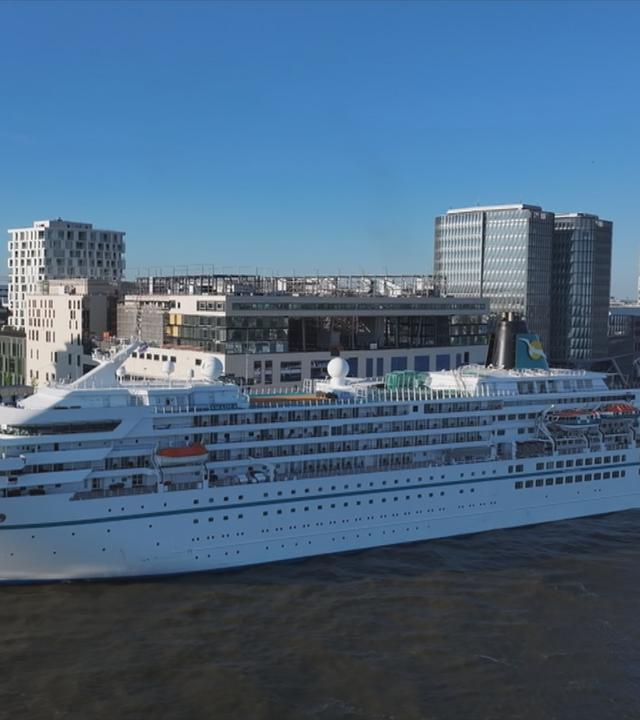 Kreuzfahrtschiff auf der Elbe