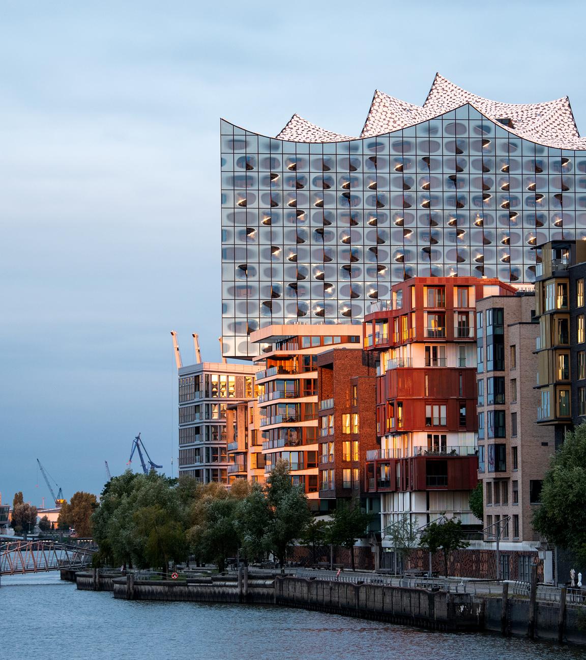 Die Elbphilharmonie in der Morgendämmerung hinter der Elbe