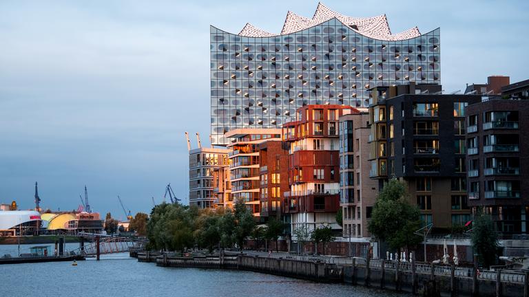 Die Elbphilharmonie in der Morgendämmerung hinter der Elbe