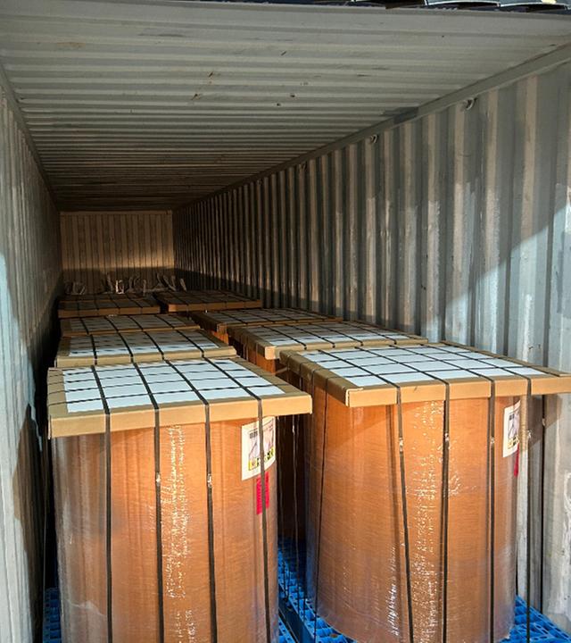Ein Container in dem sich Druckrollen befinden.