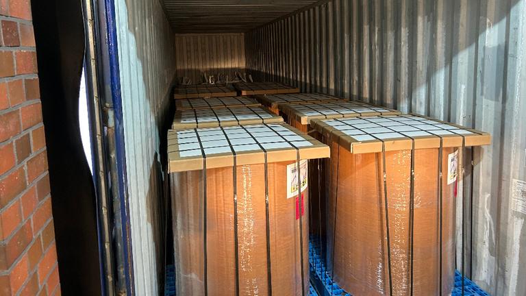 Ein Container in dem sich Druckrollen befinden.