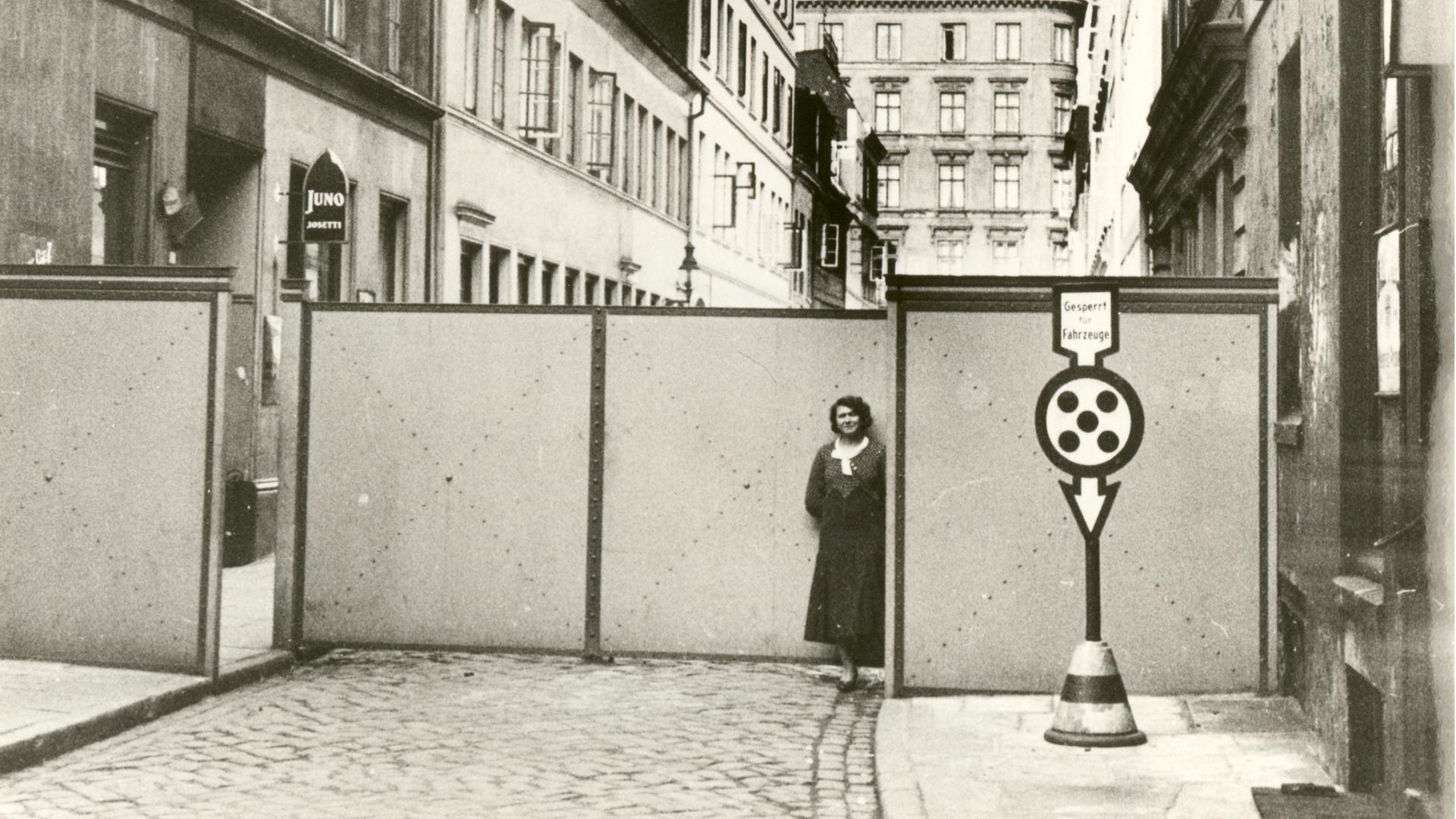 Hamburg, Herbertstraße im Jahr 1934: Eine Frau steht am Metalltor.