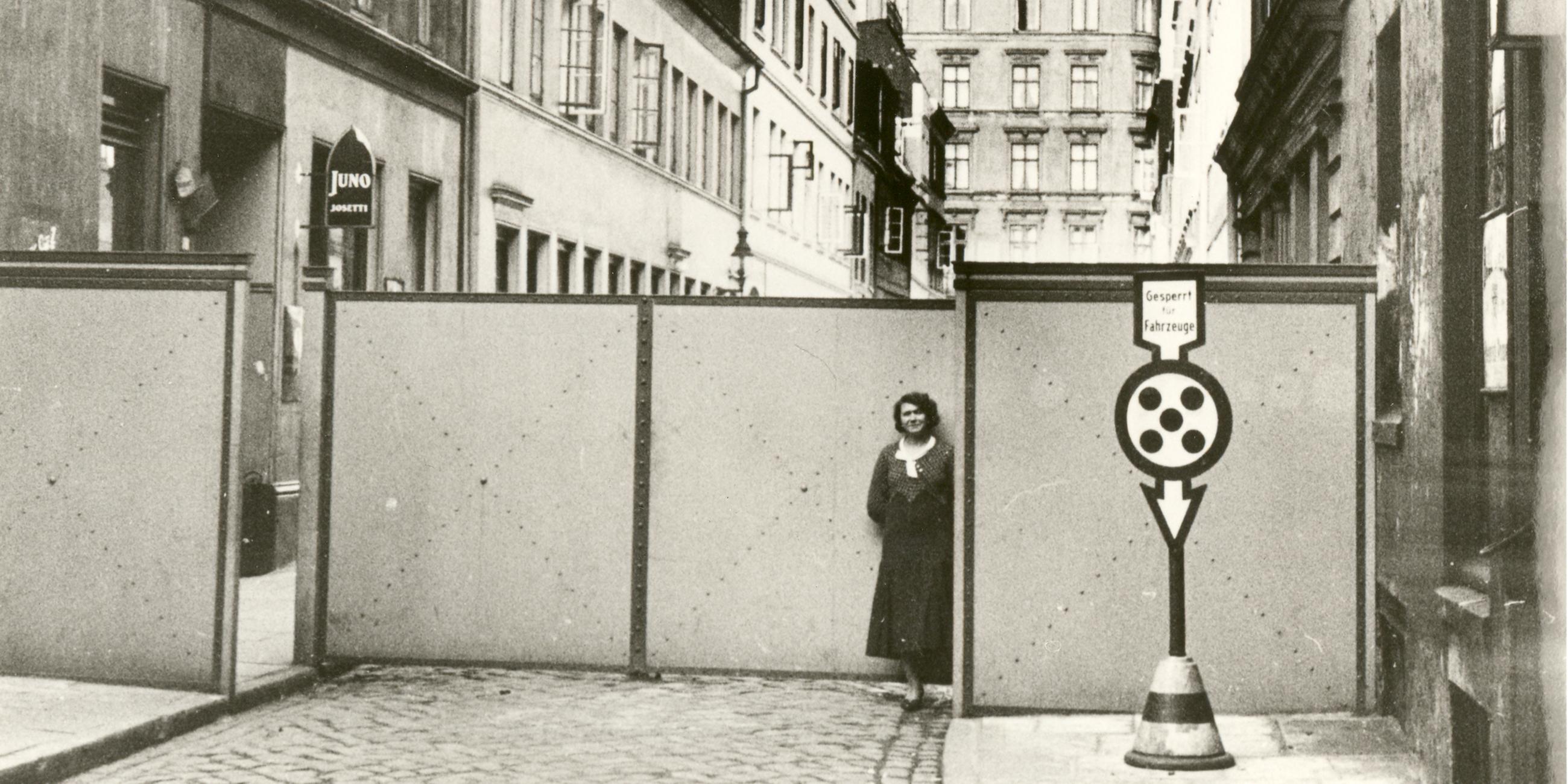 Hamburg, Herbertstraße im Jahr 1934: Eine Frau steht am Metalltor.