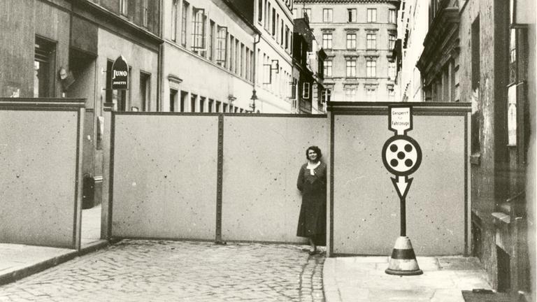 Hamburg, Herbertstraße im Jahr 1934: Eine Frau steht am Metalltor.